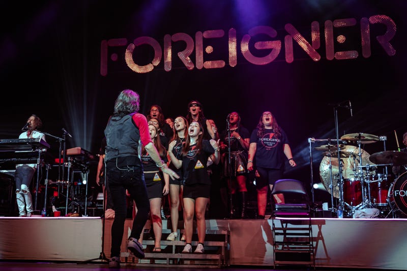 Hatboro-Horsham High School, B101's Christmas Choir (in July) Champions performs with Foreigner