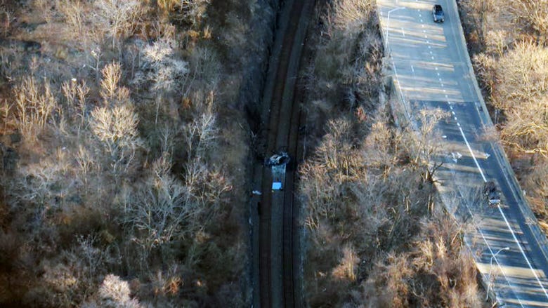 3 dead after car plunges off Henry Hudson Parkway onto Amtrak tracks
