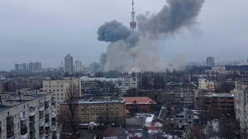 Explosiones sacuden torre de televisión de Kyiv y la Plaza de la Libertad de Kharkiv, la segunda ciudad más grande de Ucrania