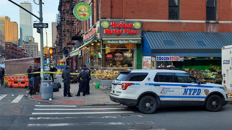 Group attacks off-duty NYPD officer, steals his gun at Hell's Kitchen restaurant