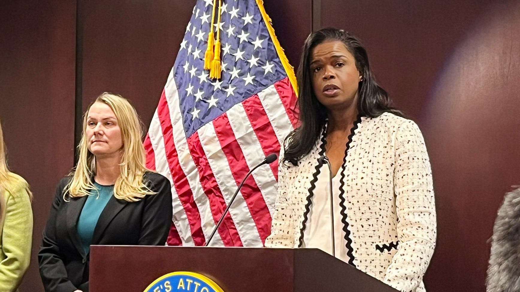 Foxx drops state sex-abuse cases against imprisoned singer R. Kelly