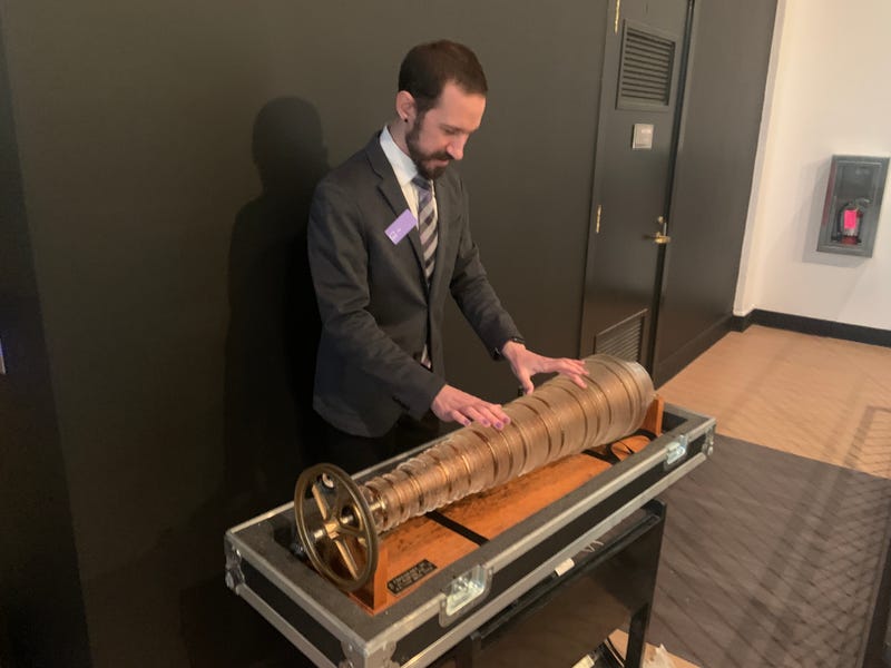 A man plays a 20th-century version of Benjamin Franklin’s glass armonica.