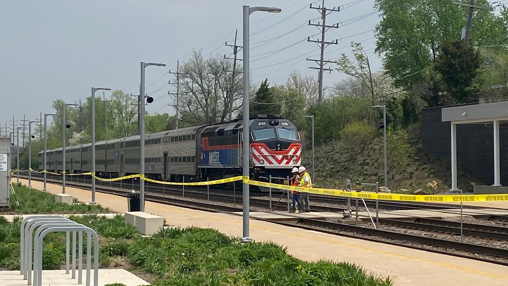 Metra BNSF train collides with semitrailer near Clarendon Hills, leaving 1 passenger dead, 4 others on board injured