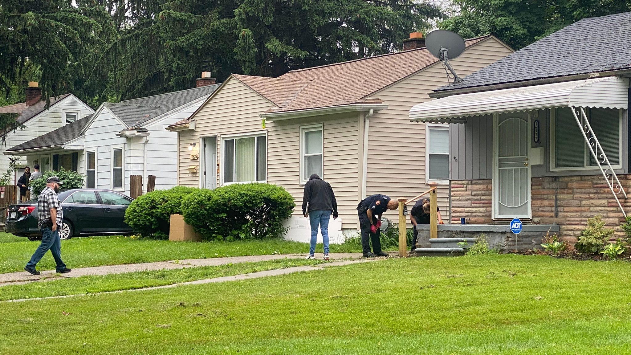 Police investigating dead body found on front lawn of Detroit home