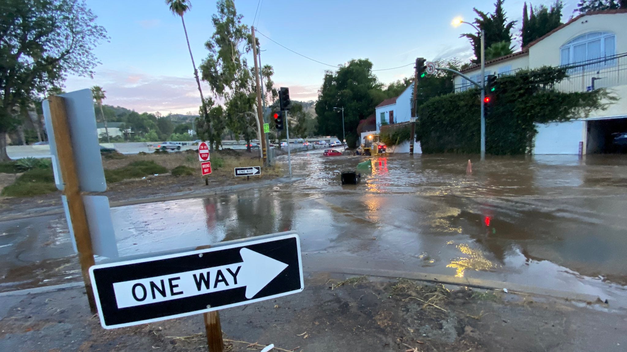 Water main break leads to flooding in Hollywood area