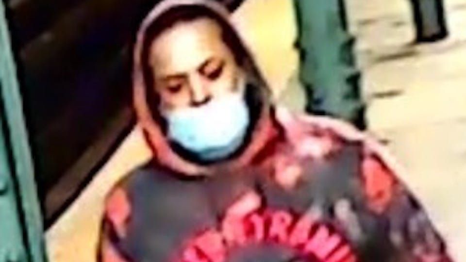 Suspect holds knife to man's neck during robbery at Bronx subway station: NYPD