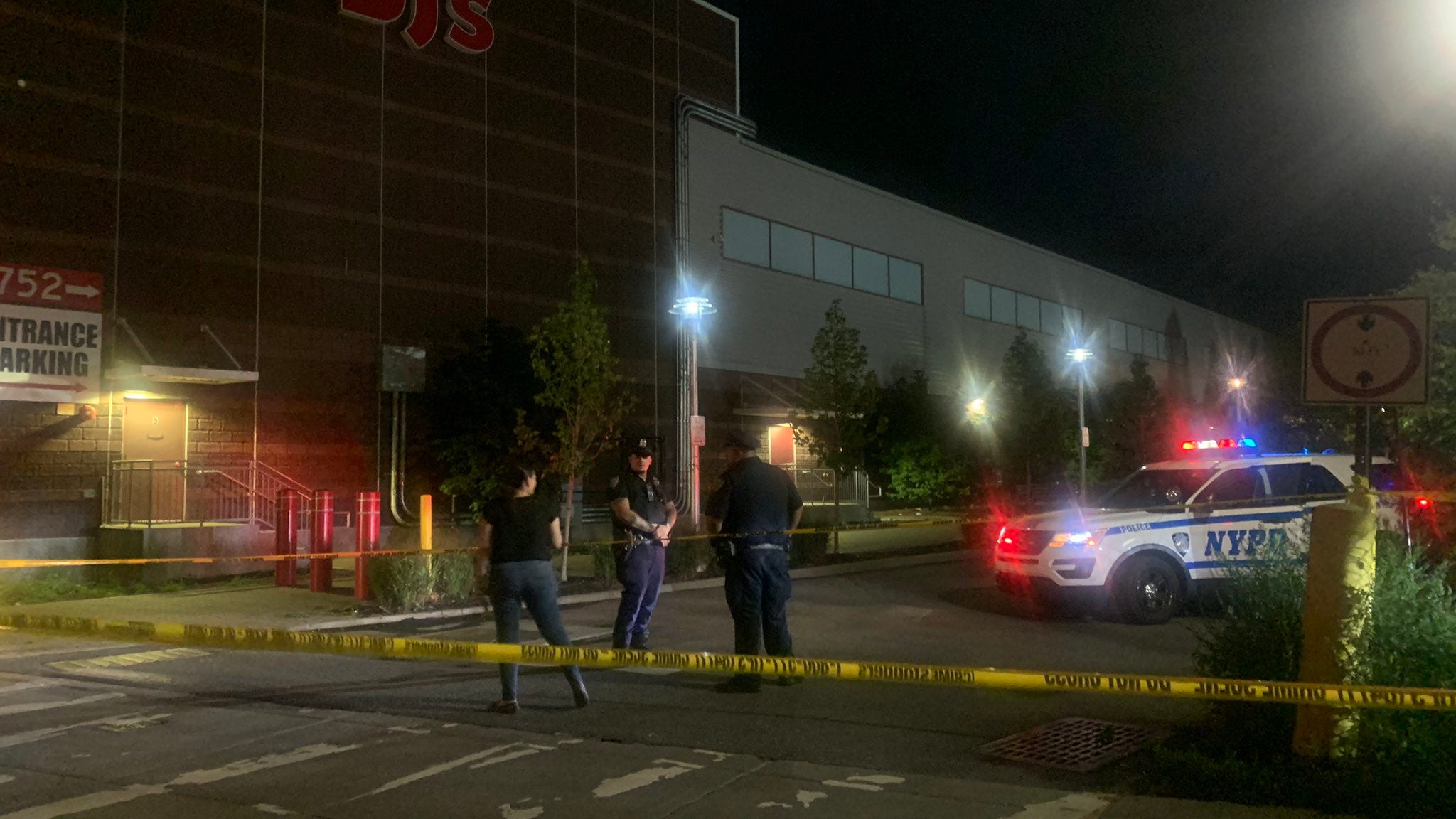 Man, 19, shot dead in robbery at BJ's parking garage in Brooklyn