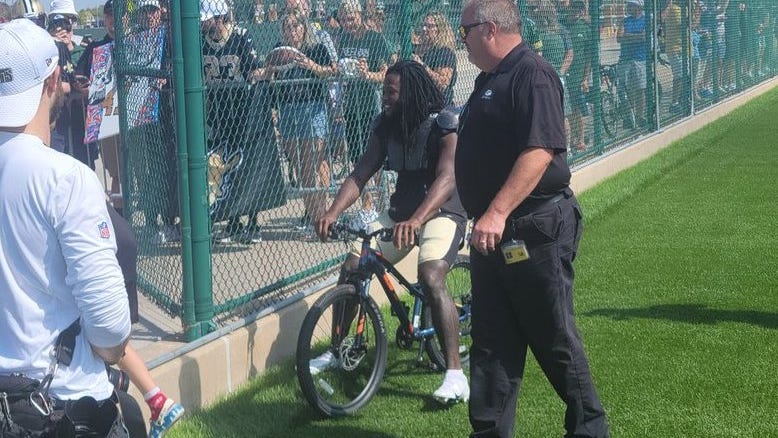 Kamara borrows bike, Who Dats out in droves: See scene from Saints in Packers country