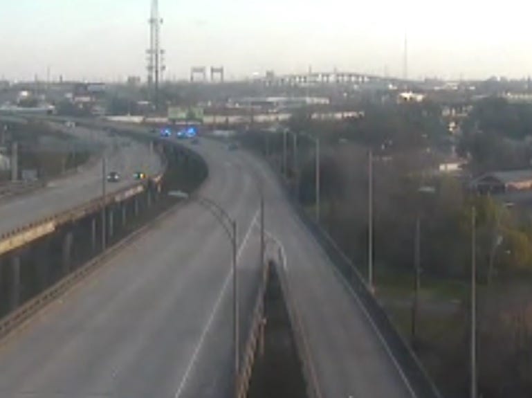 1 dead in 2-car I-10 crash in New Orleans