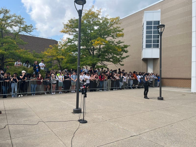Students waiting to see the VP, University at Buffalo, N.Y. 09/14/22.