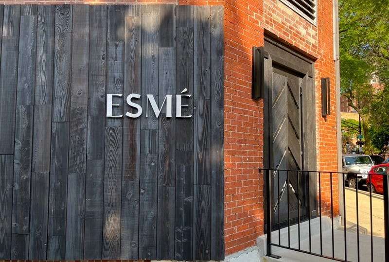 The entrance to Esmé, located in Lincoln Park at the corner of of North Sedgwick Street and West Webster Avenue. 