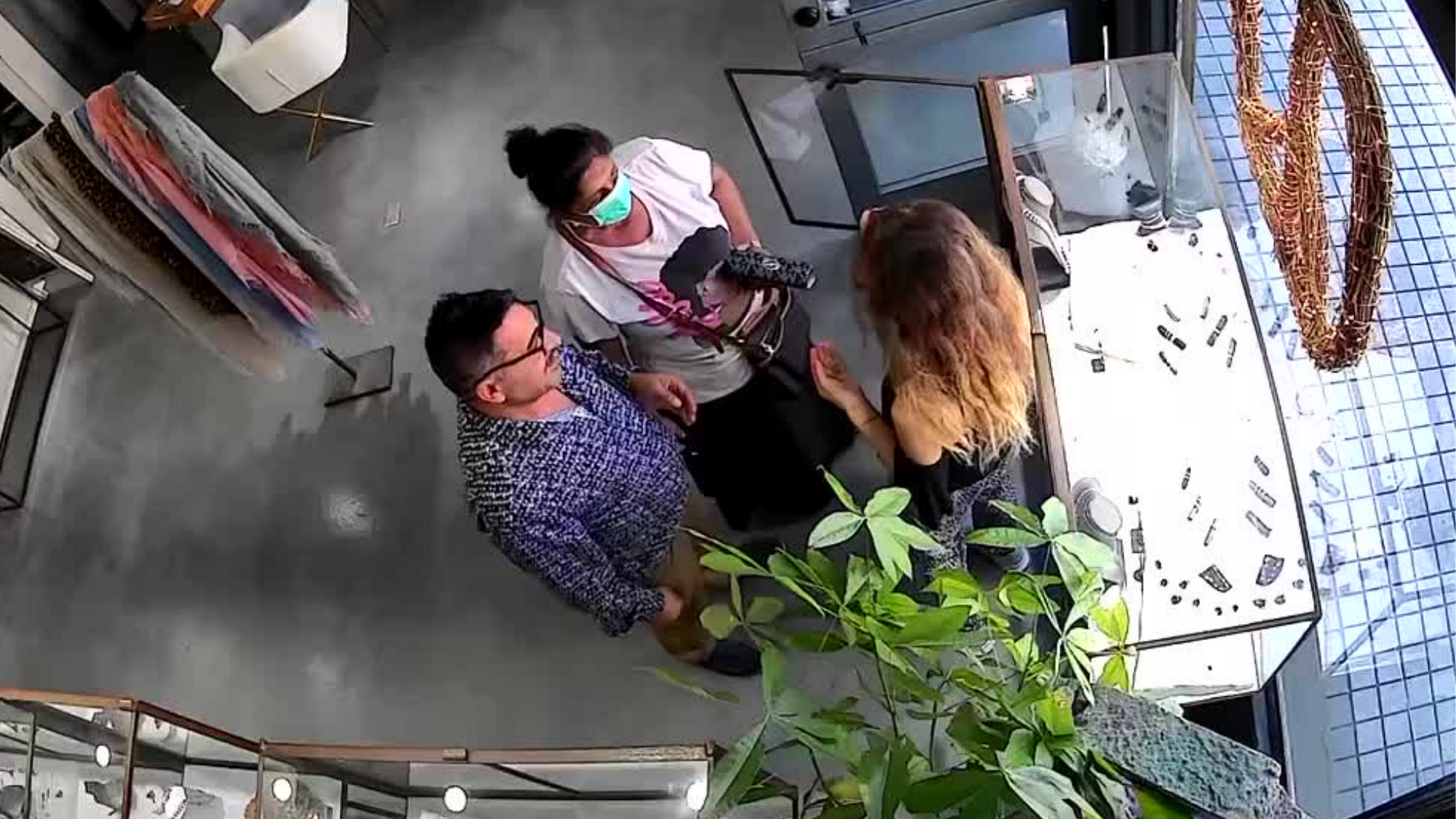 Manhattan Beach jewelry store shares video of 'distraction theft'