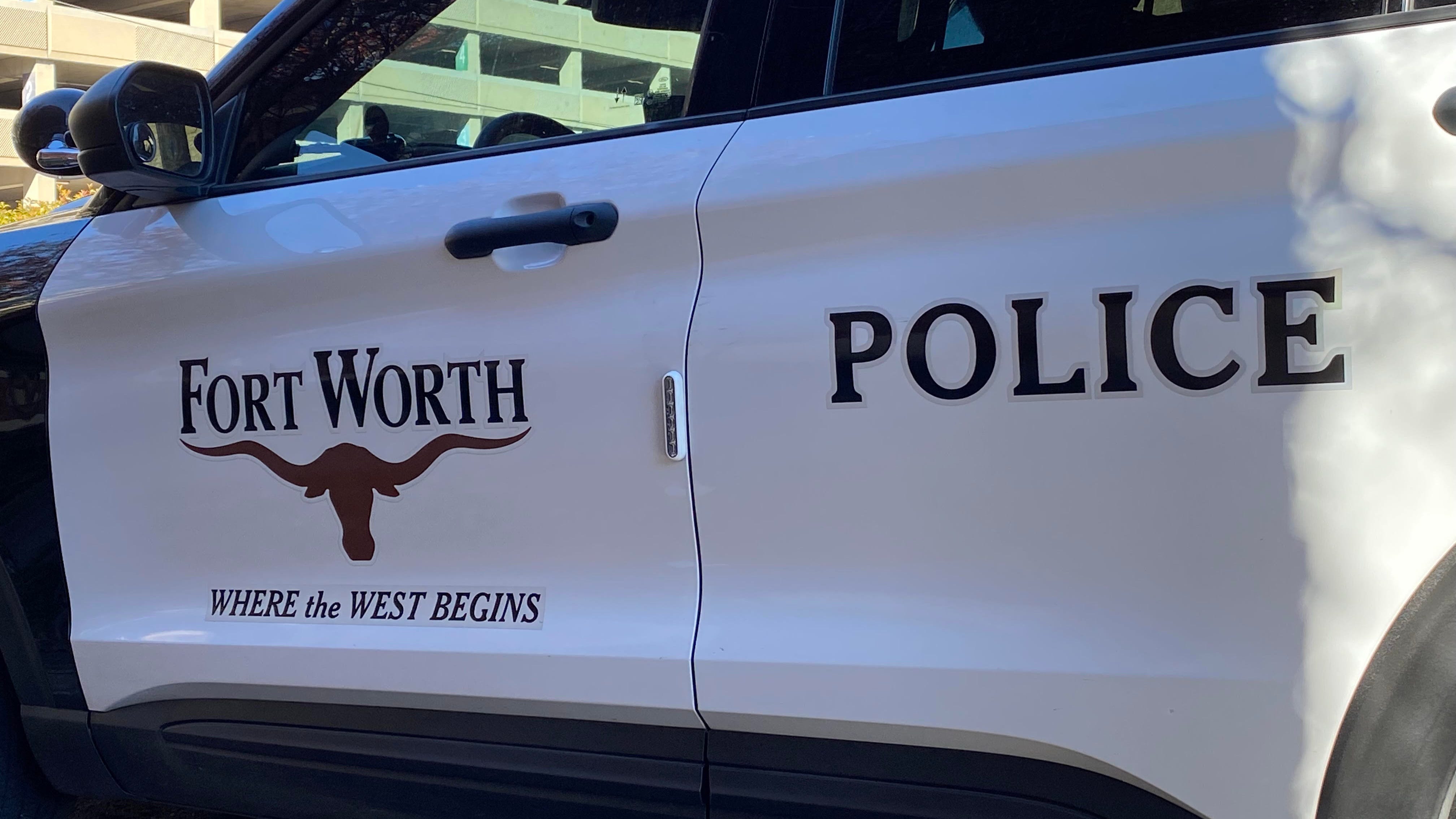 Police searching for suspect who bit man outside Fort Worth bar