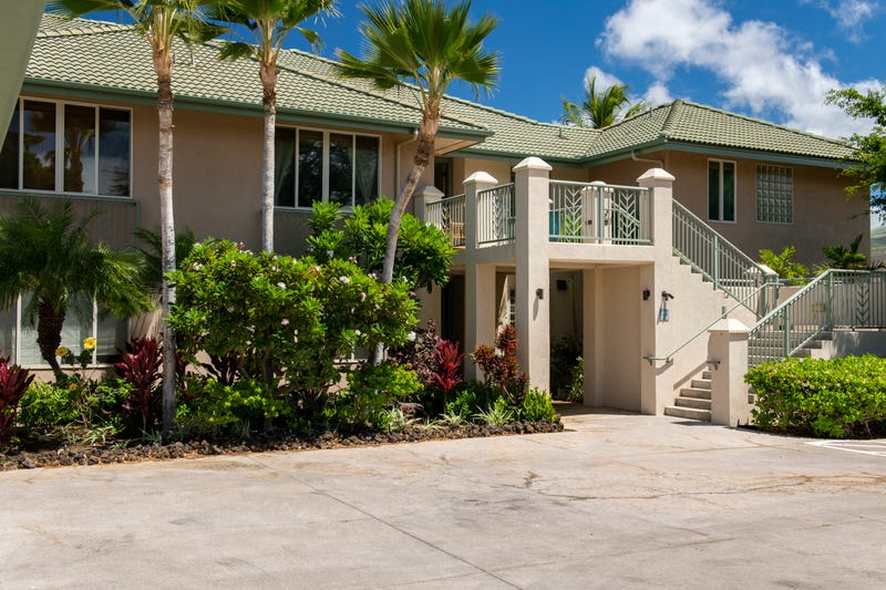 Front house view of Terry Bradshaw's Hawaii condo