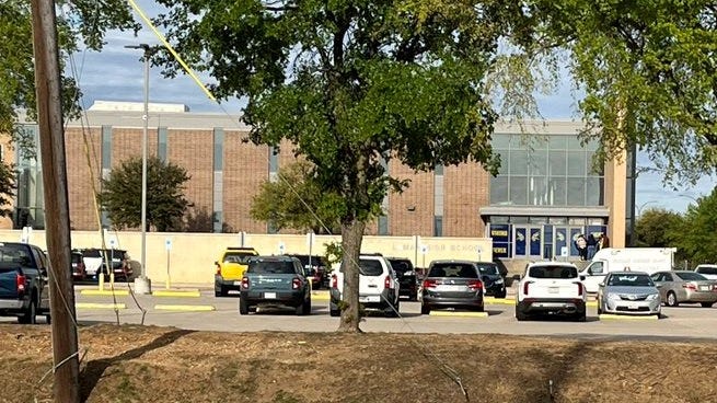 1 student killed, 1 injured in shooting outside Arlington Lamar High School, police say