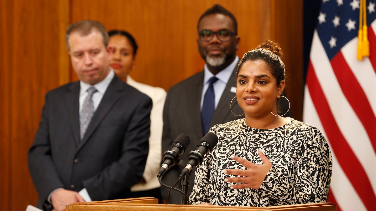 Chicago Public Schools, Teachers Union agree to expand parental leave
