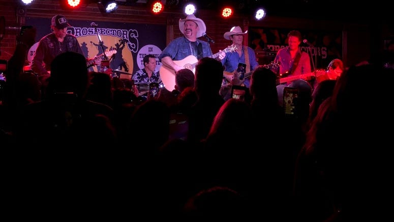 On Tour: Garth Brooks Basks in the Glow of the ‘Dive Bar’ Tour