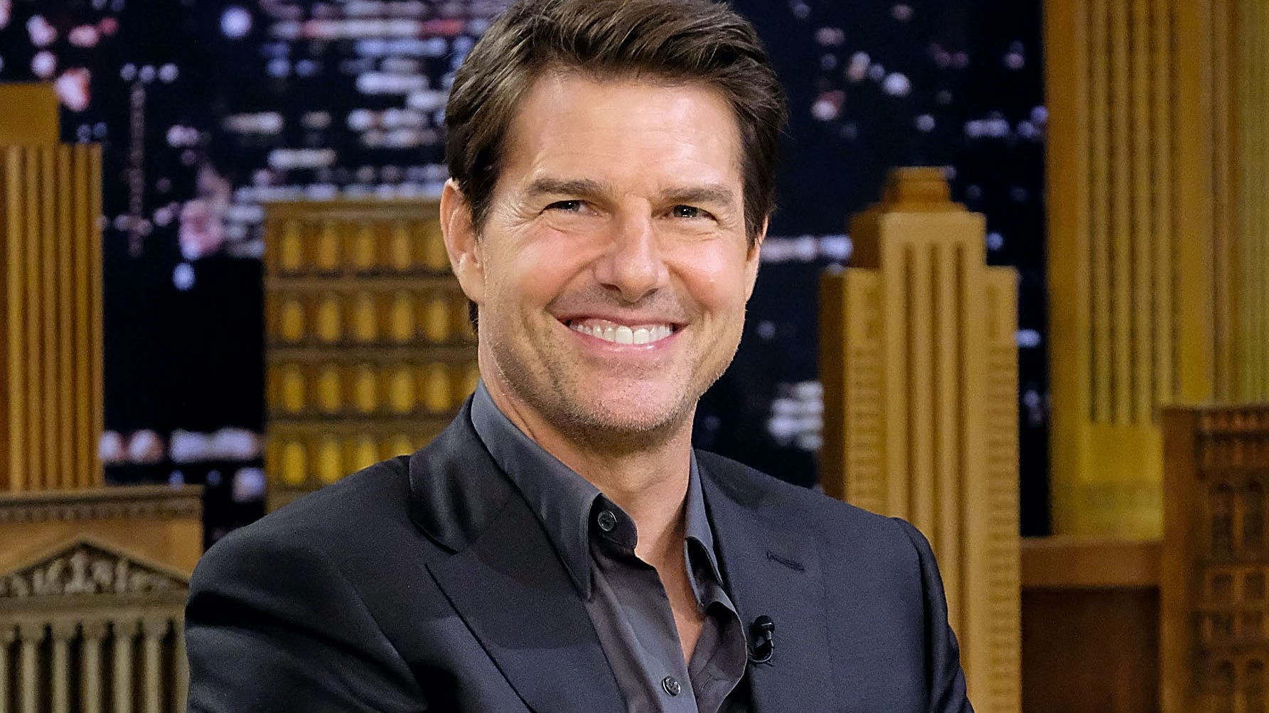 Tom Cruise lands helicopter in family’s yard and then offers them a ride