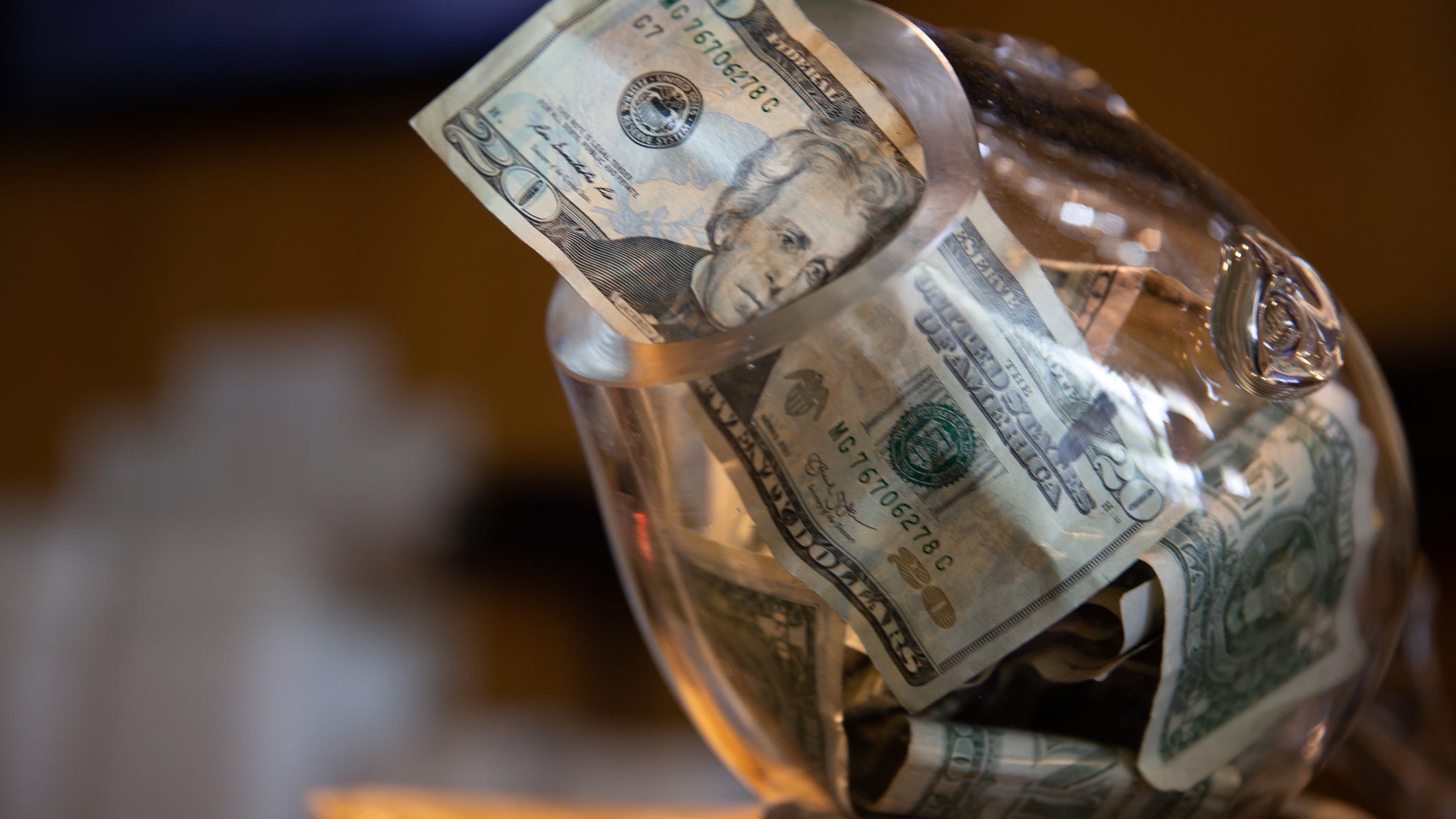 Teen shot while trying to steal St. Louis restaurant's tip jar, police say
