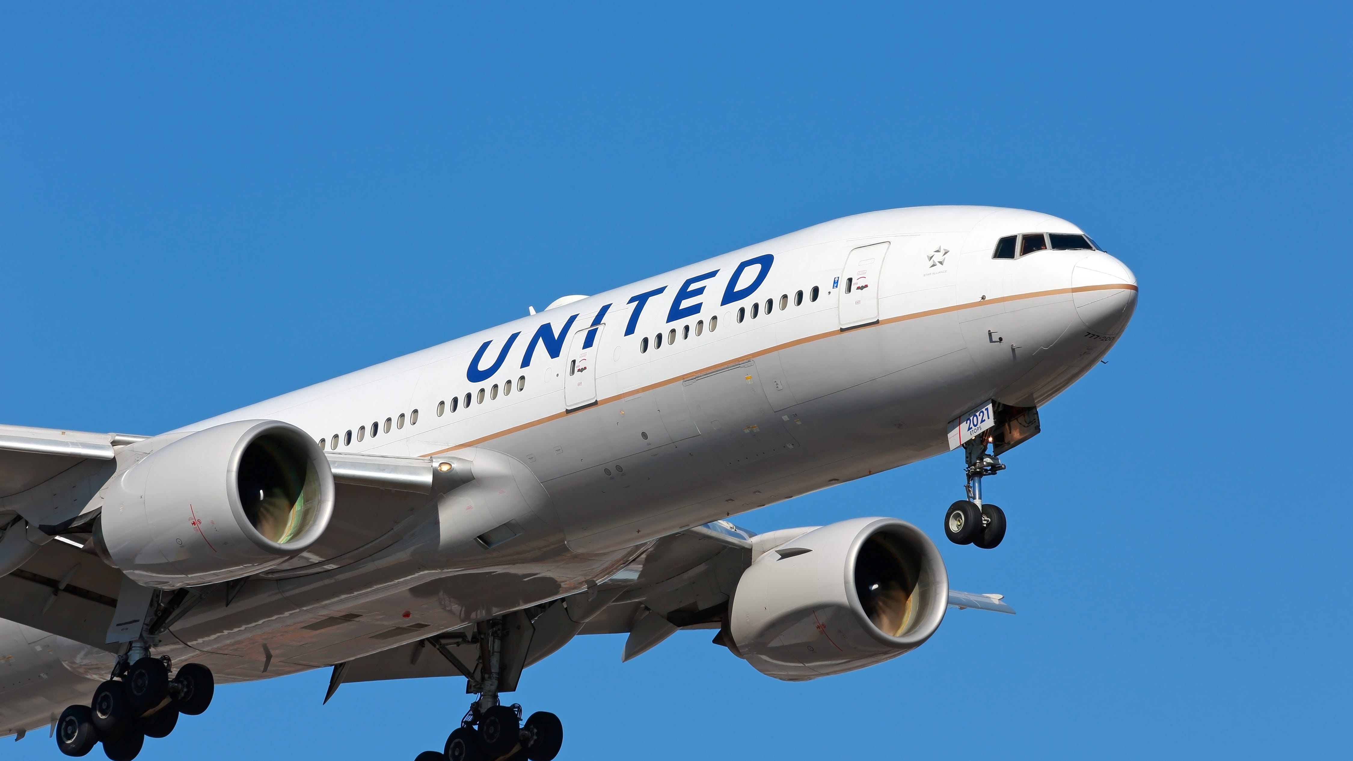 United Airlines to buy 300 new airplanes, create more than 2,000 new jobs