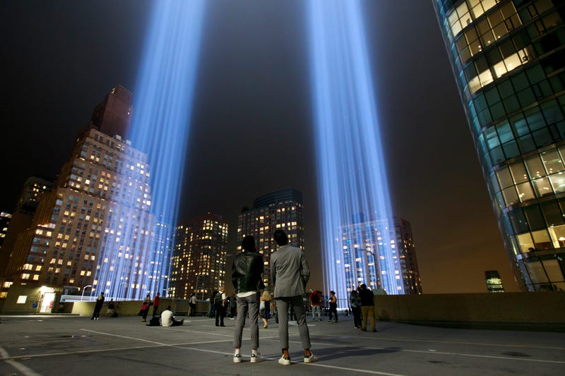luz que refleja las desaparecidas Torres Gemelas