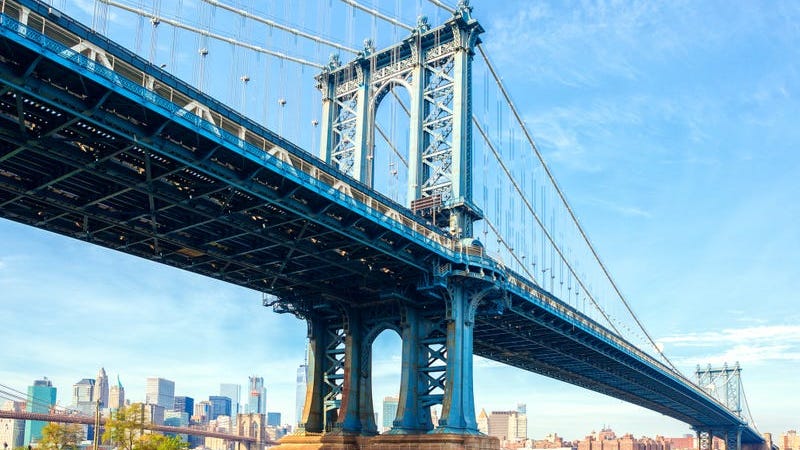 Un contratista se precipita al vacío mientras pintaba el puente de Manhattan