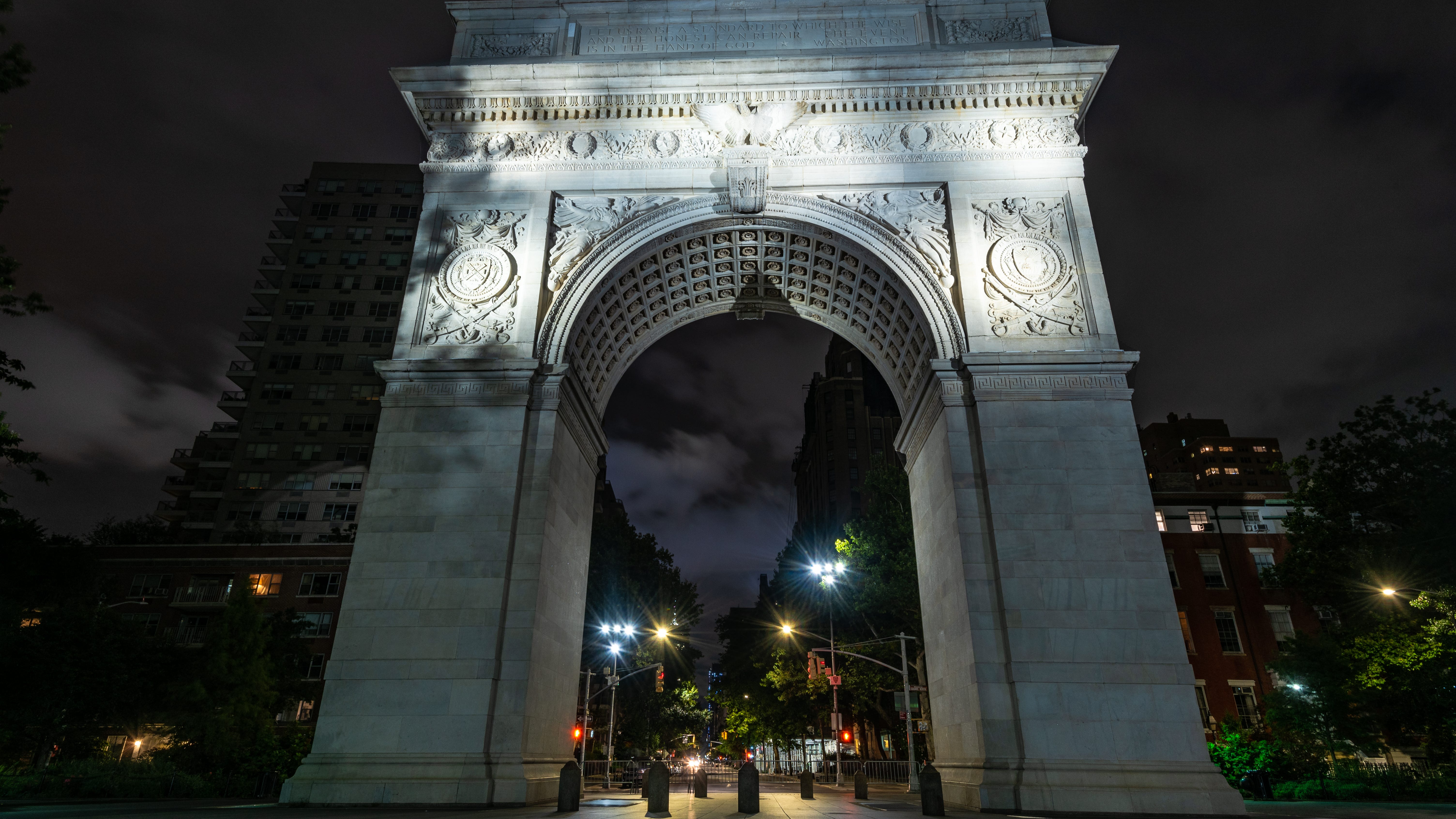 Man stabbed during drug deal at Washington Square Park; 2 men flee