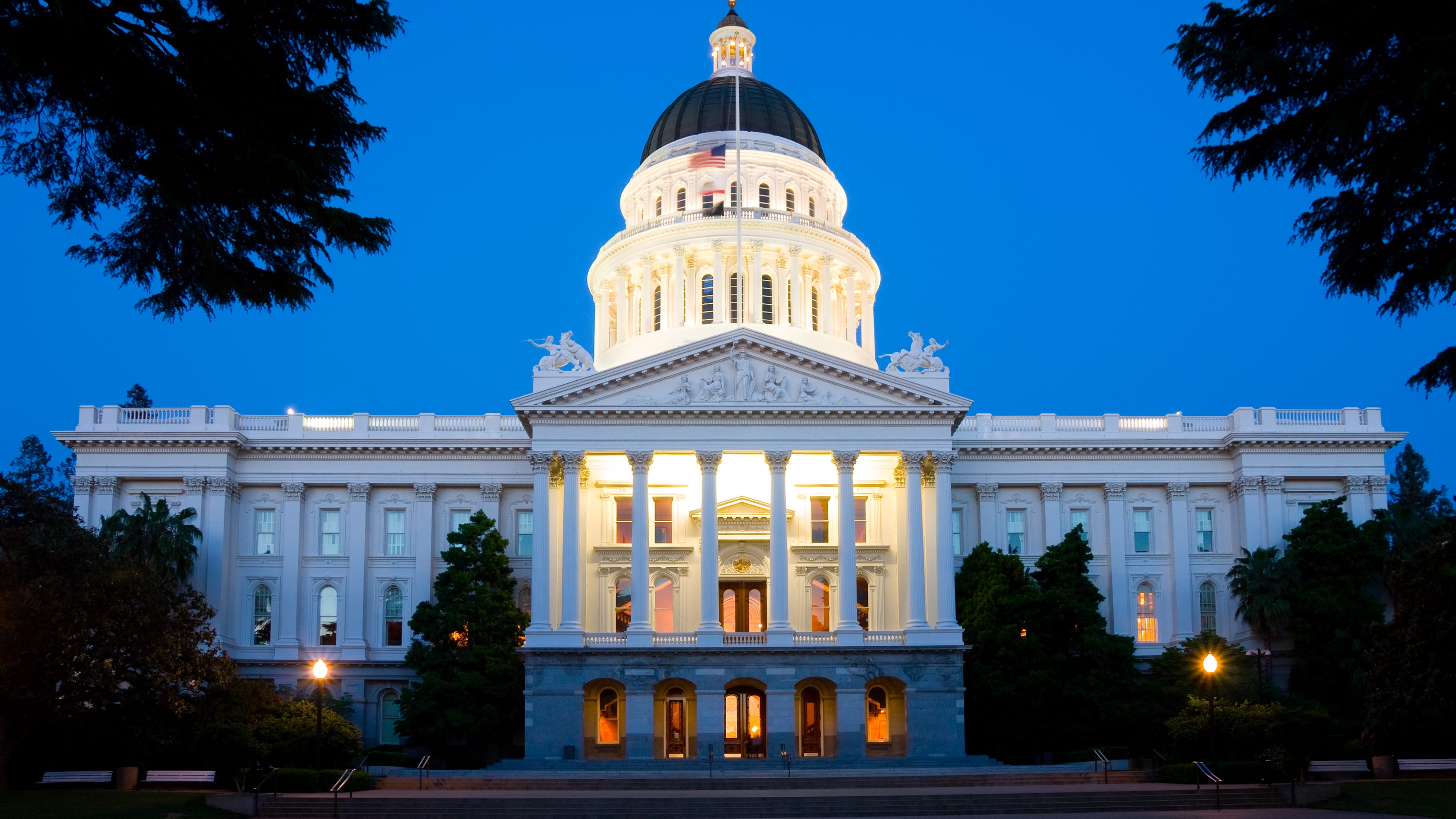 Tech companies would have to pay media for content under proposed CA law
