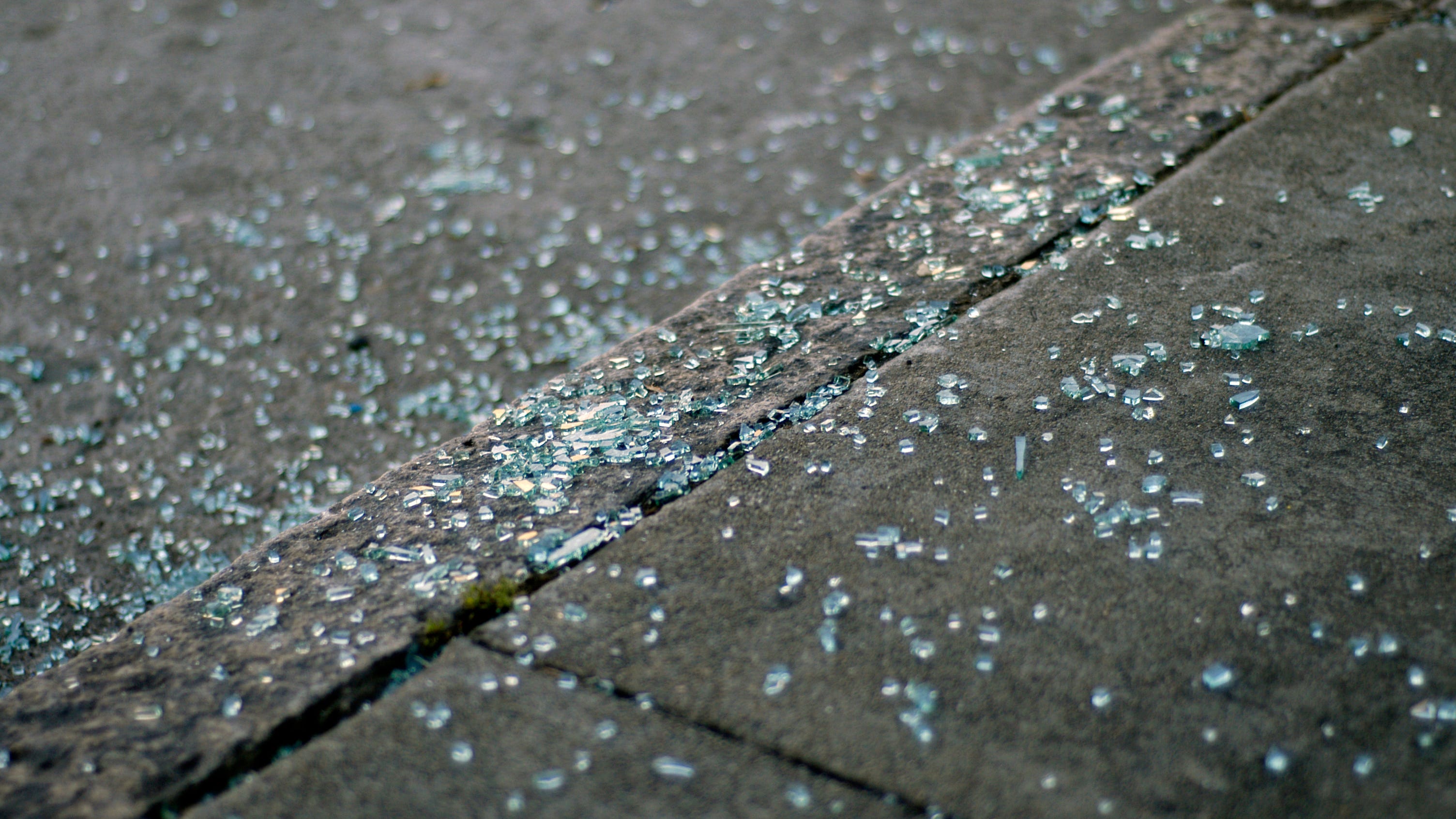 Fight over fake Lollapalooza tickets sends 3 men crashing through hotel window