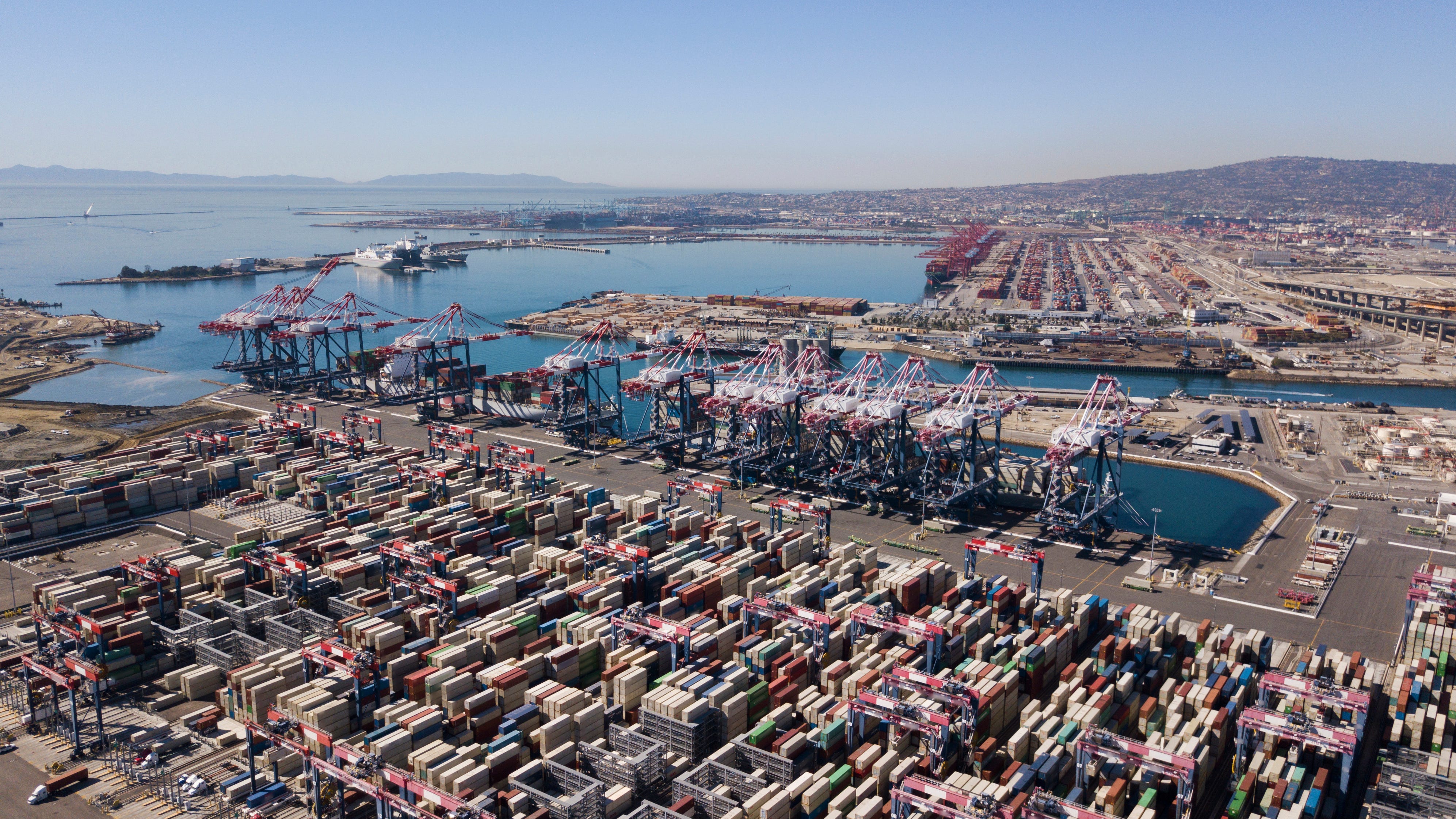 West Coast port workers reach tentative new agreement