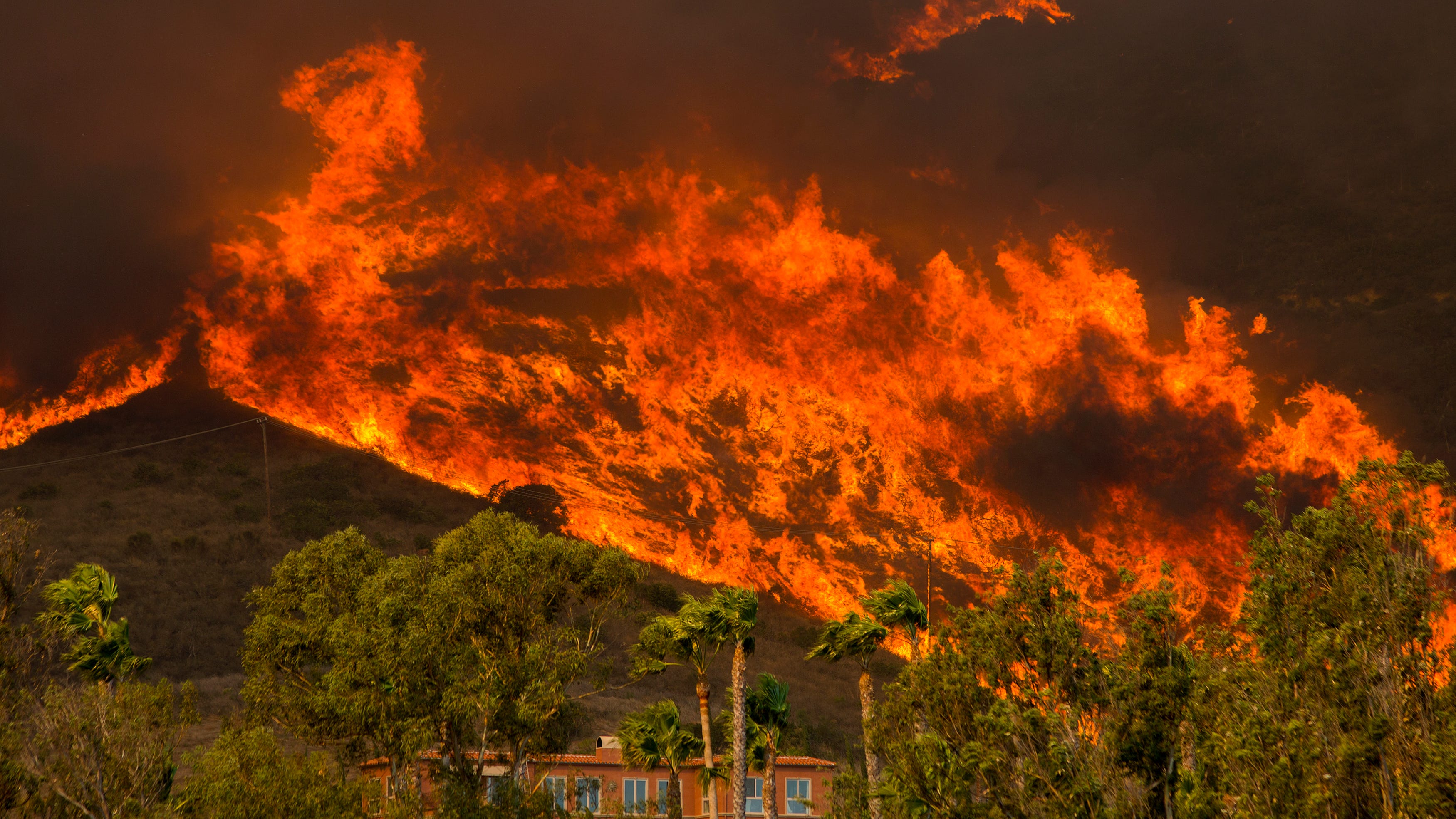 Wildfire burns 769 acres, threatens 520 structures