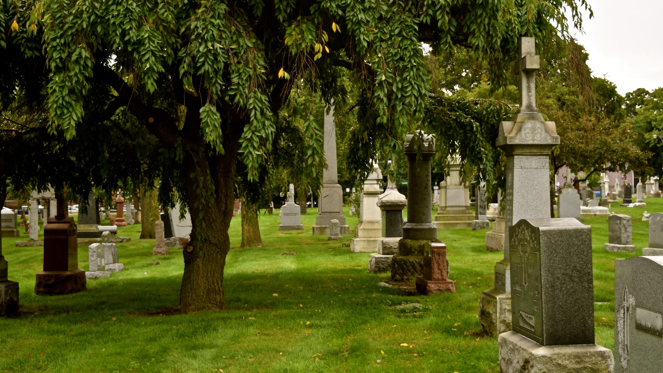 Man dies after speeding, crashing car into structure in Downriver cemetery