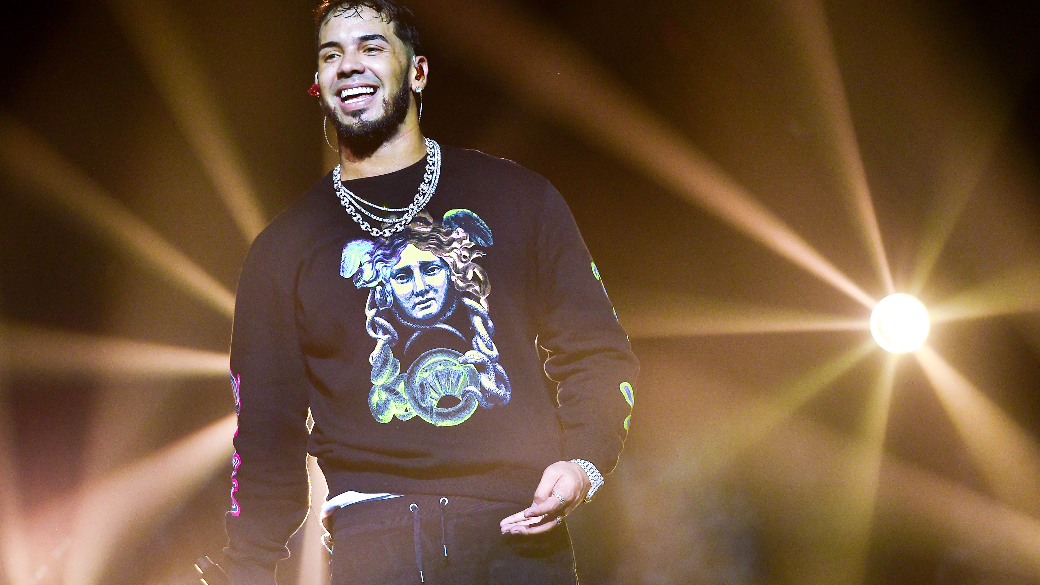 Video: Anuel AA le pide a Karol G que vuelva con él durante el Festival Baja Beach, en México