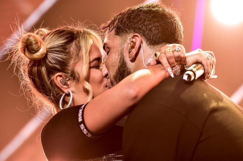 Karol G y Anuel AA se besan