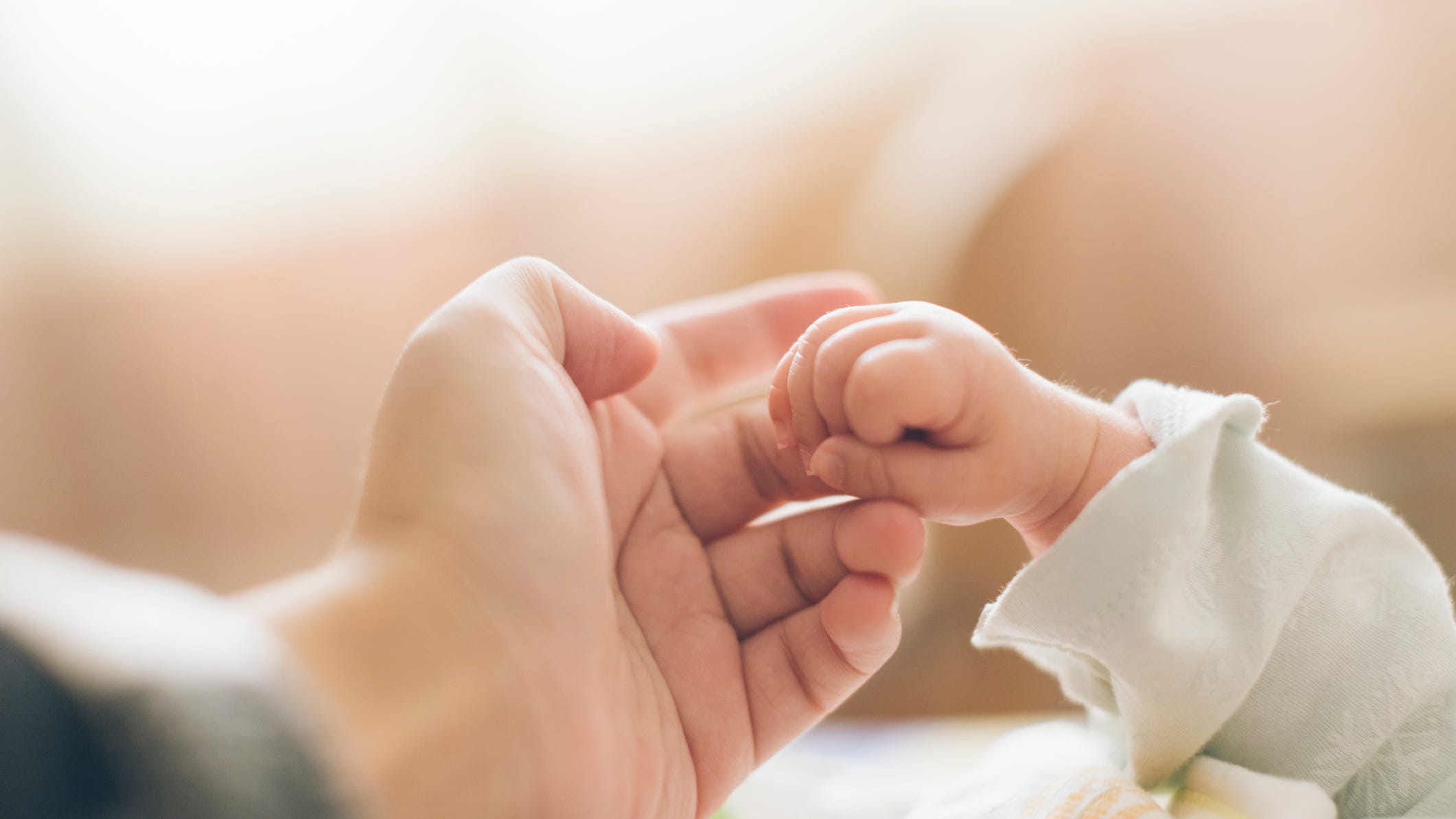 Nebraska woman gives birth on sidewalk, then leaves newborn behind in 15° cold