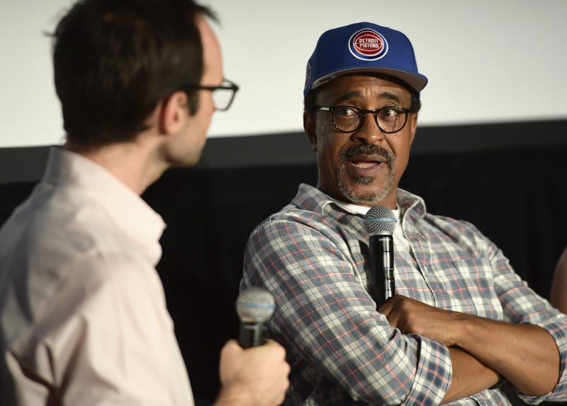 Tim Meadows wearing Detroit Pistons hat