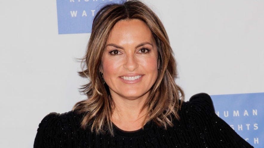 PHOTO: ‘Law and Order’ star Mariska Hargitay pairs cast with sandal for new ‘summer look’ after breaking ankle