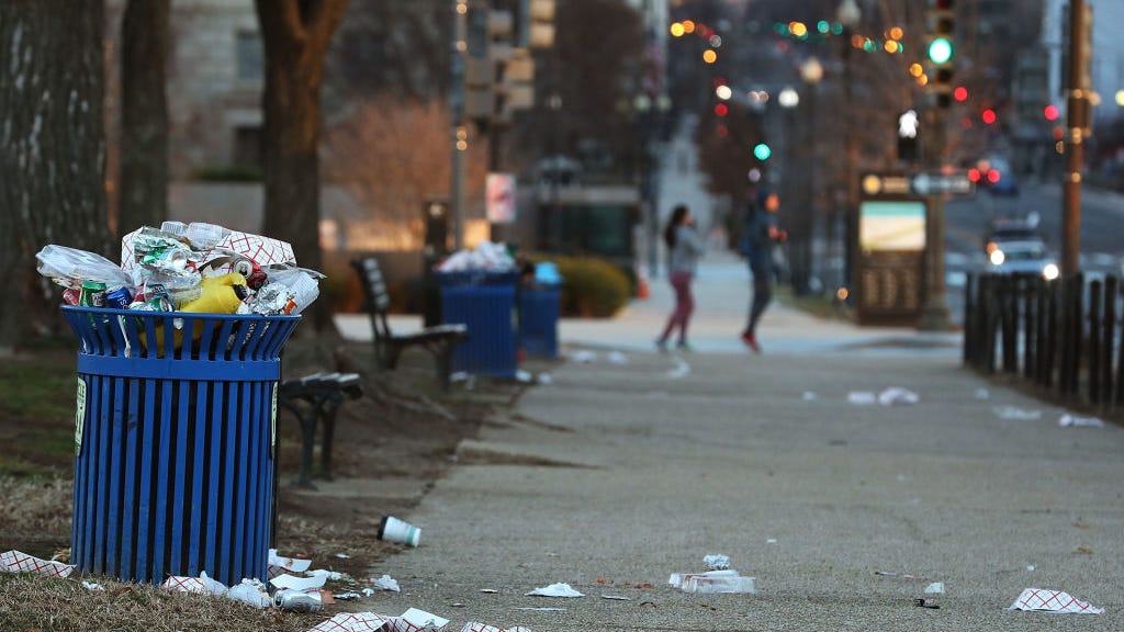 Here's how some cities pay homeless to pick up trash┃Could it work in St. Louis?