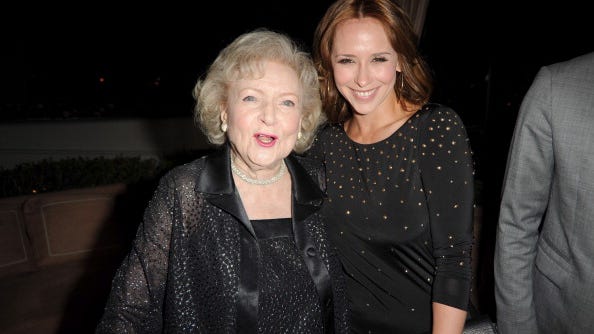 Jennifer Love Hewitt recalls ‘super drunk’ night with Betty White: ‘Pizza and vodka are her favorites’