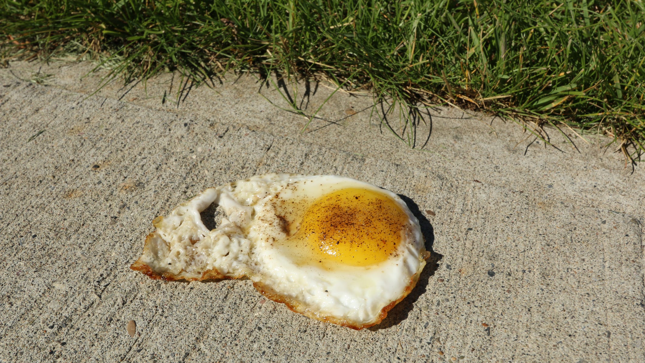 Eggs, bread, cookies: What can you cook outside in the heat?