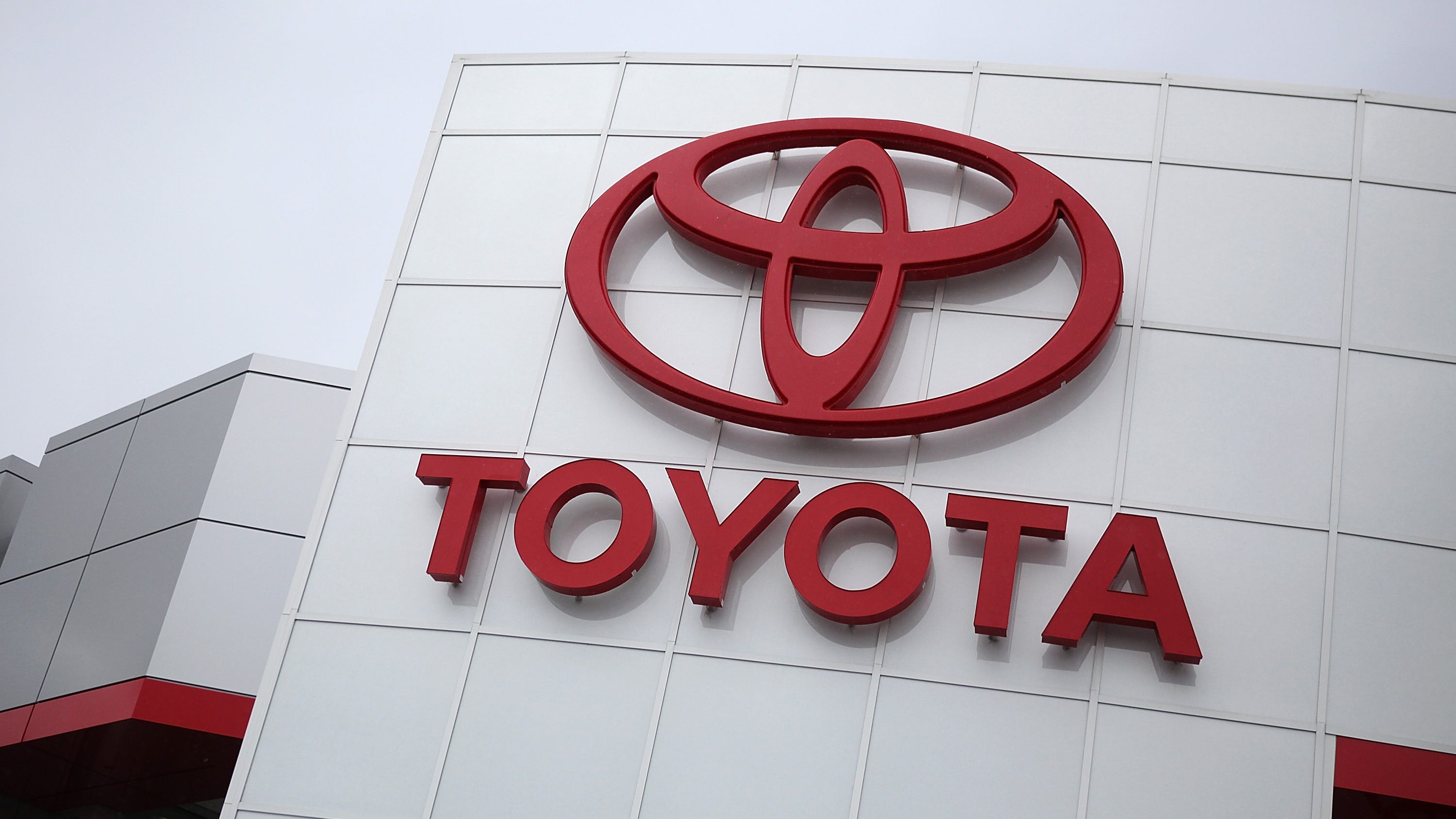 Toyota offers to buy back SUVs with wheels that could fall off
