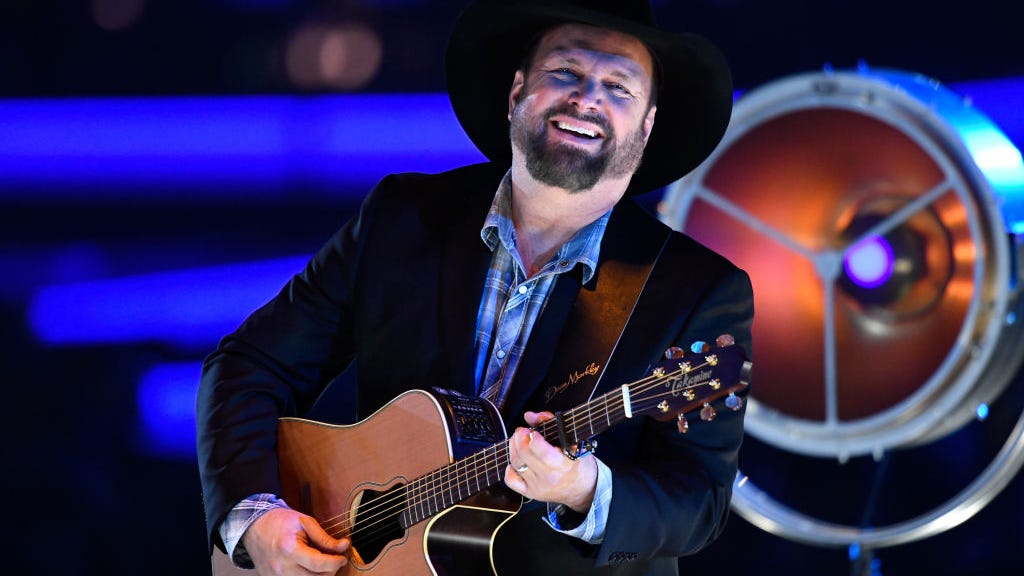 Garth Brooks sells out Baton Rouge show