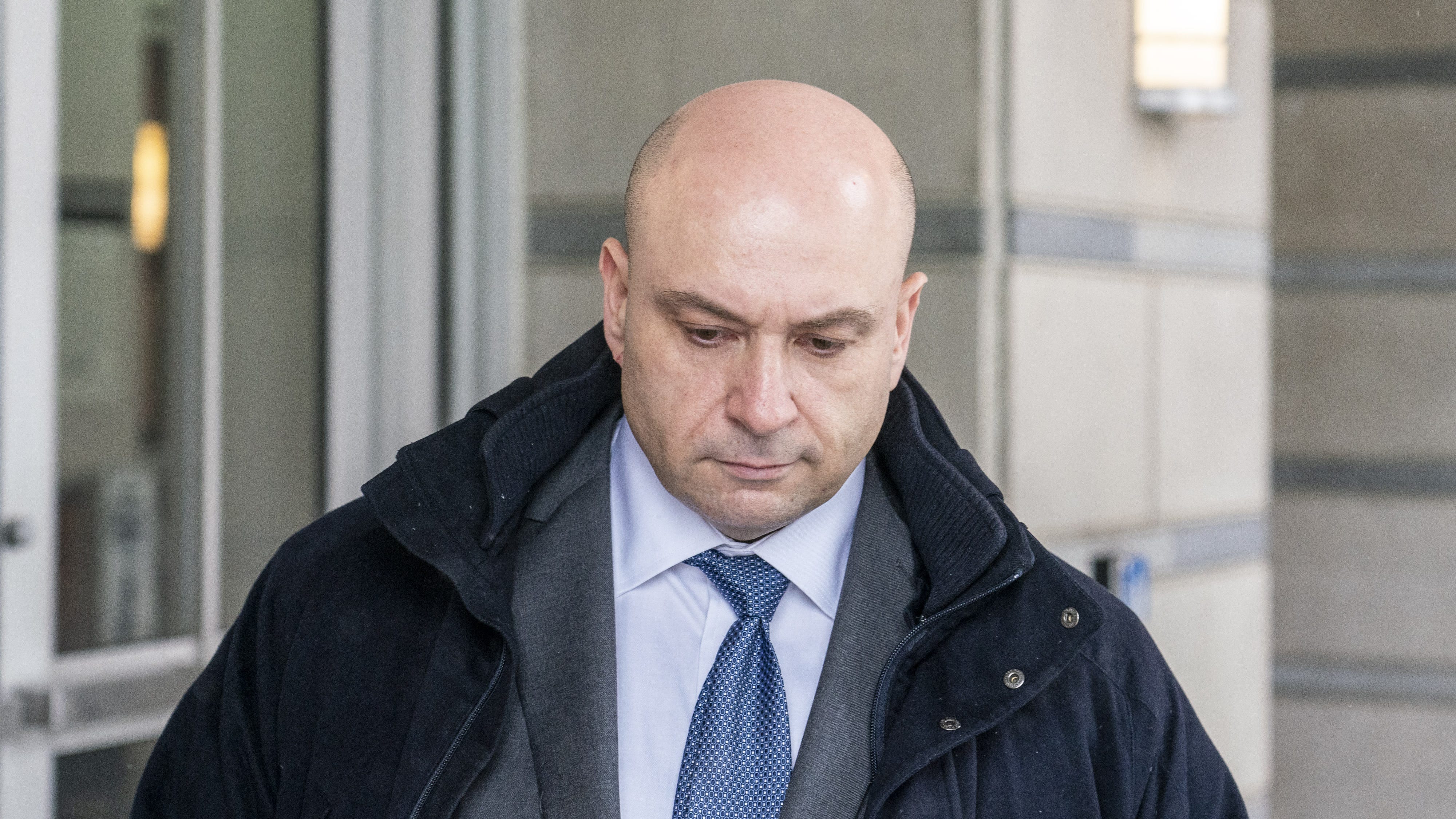 Apple's former top corporate lawyer admits to insider trading