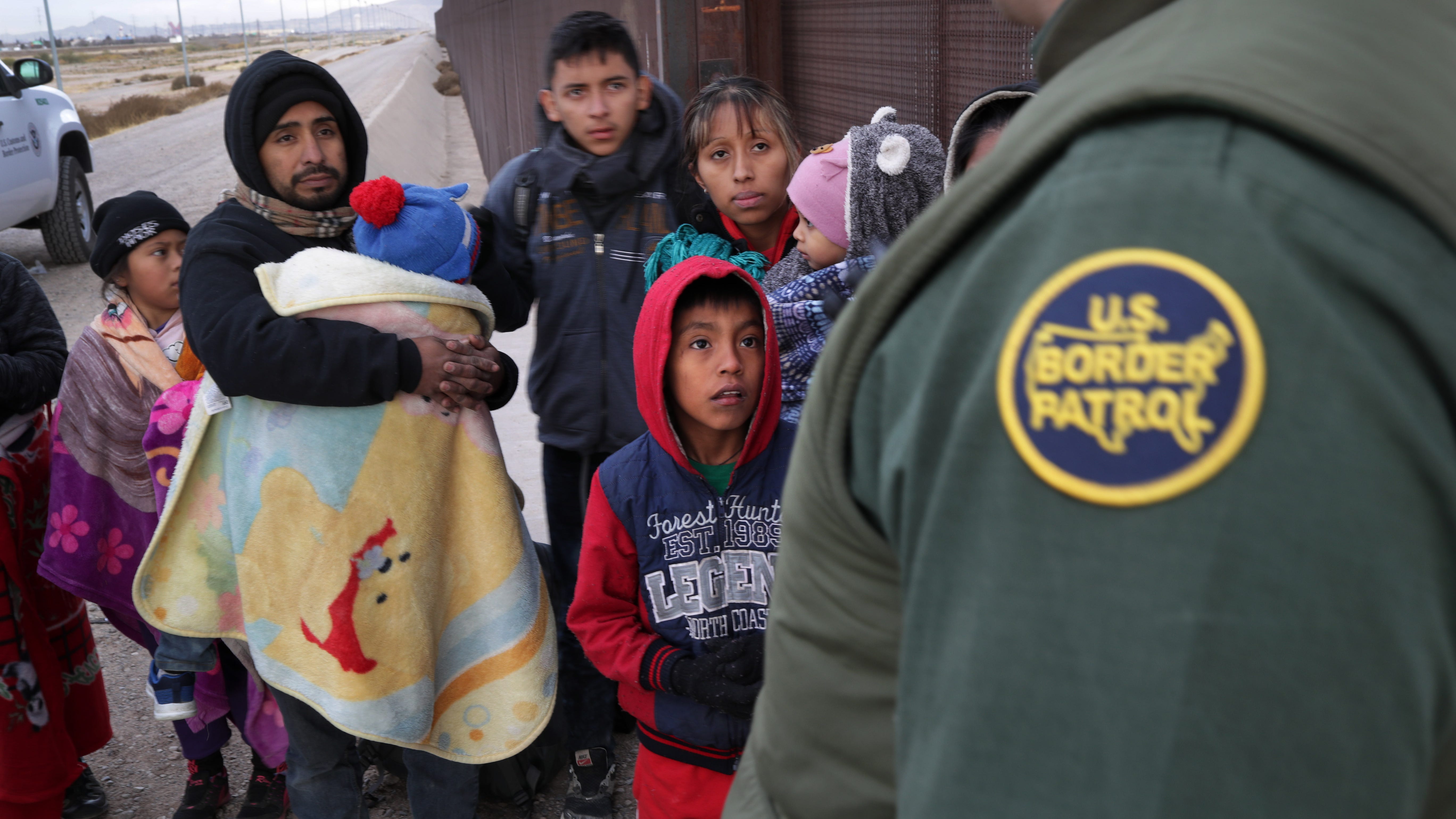 78,000 migrantes que no fueron procesados adecuadamente serán notificados que deben acudir a corte
