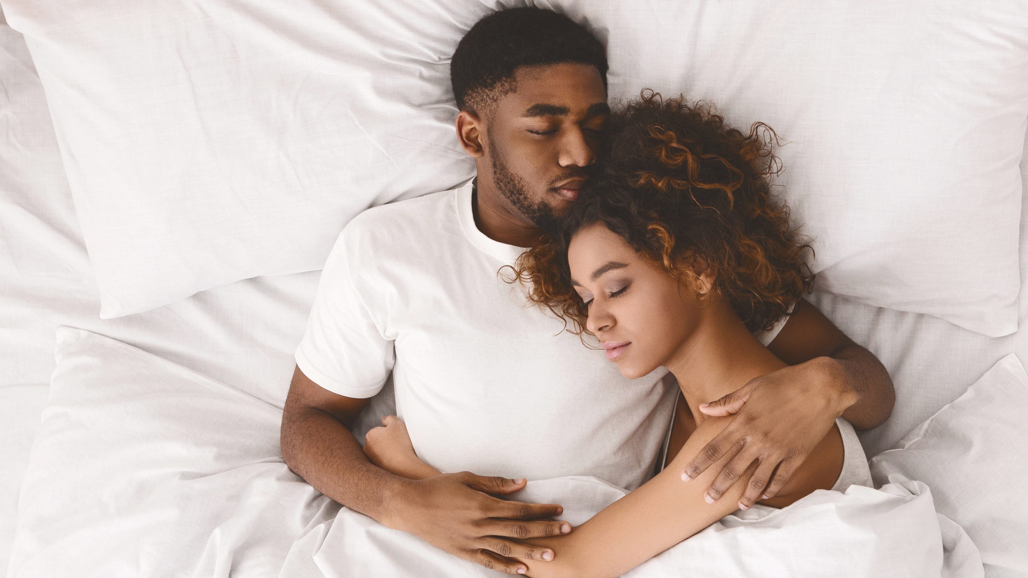 Study finds that we sleep better in bed with someone else