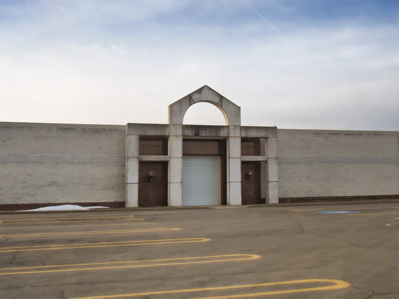 vacant American mall , an example of the downward trend of brick and mortar retail since the popularity of online shopping