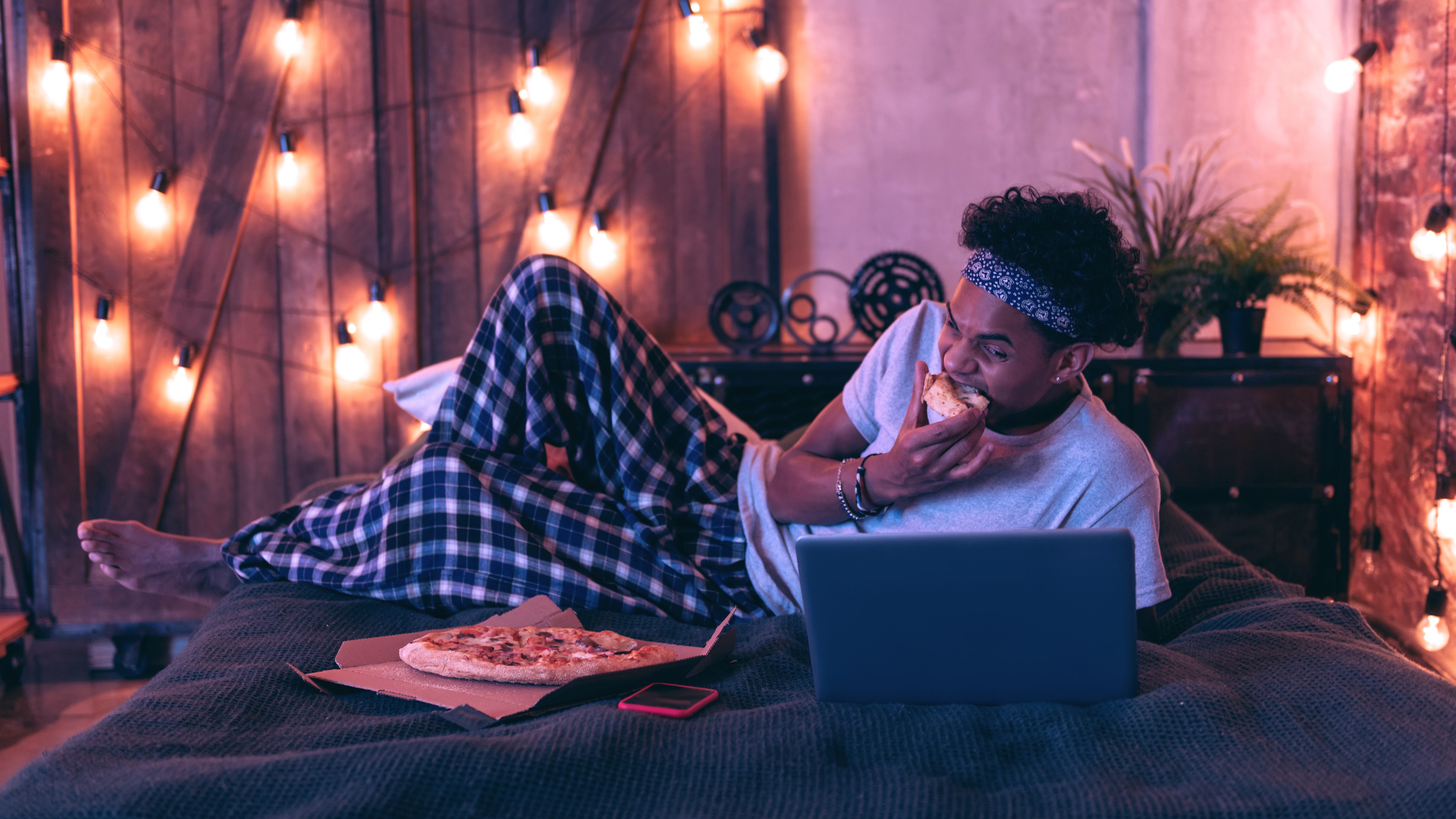 Study finds 1 in 3 people would break up with someone for eating in the bed