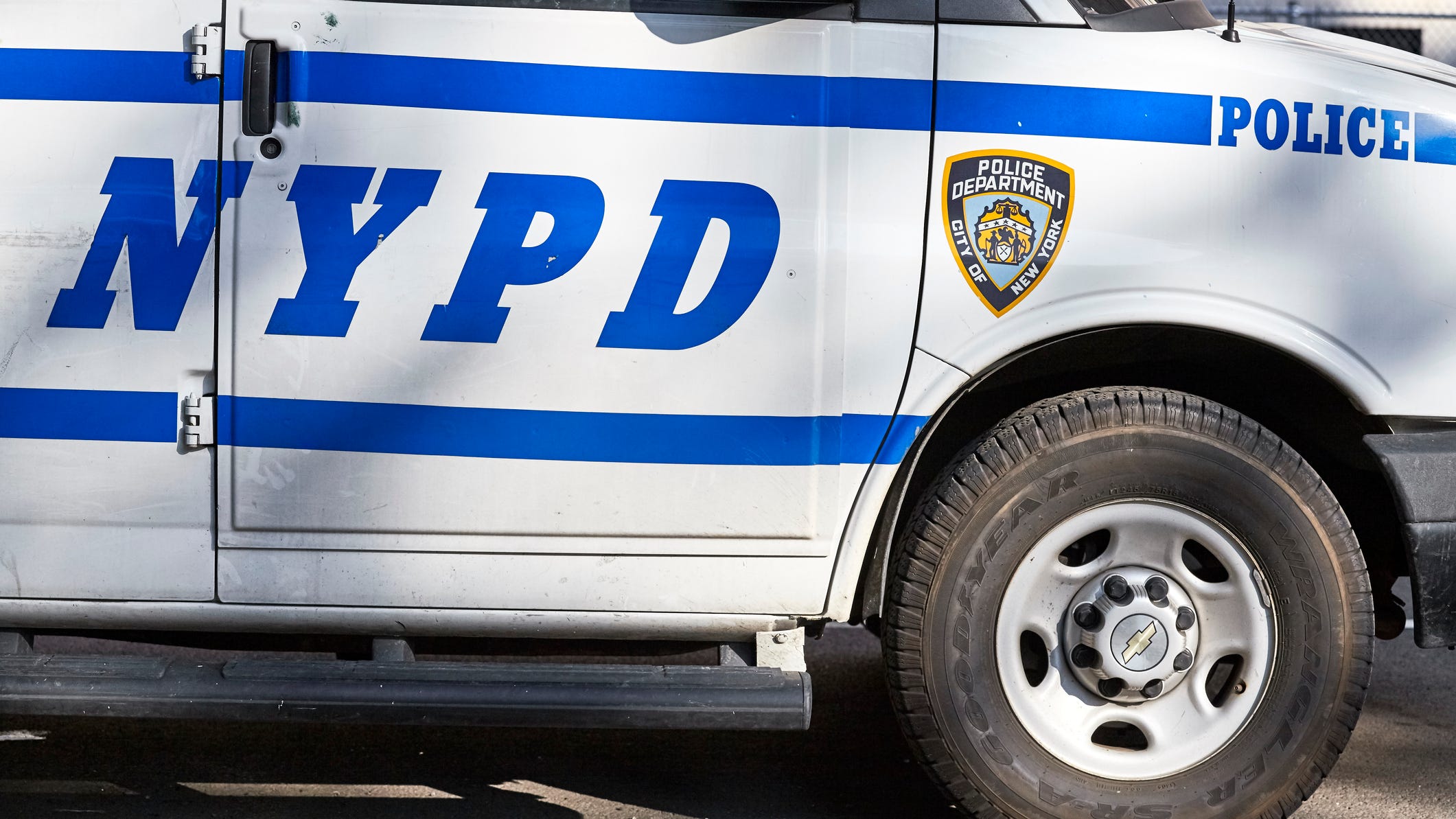 Man arrested for throwing bottle at NYPD van near Apollo Theater: police
