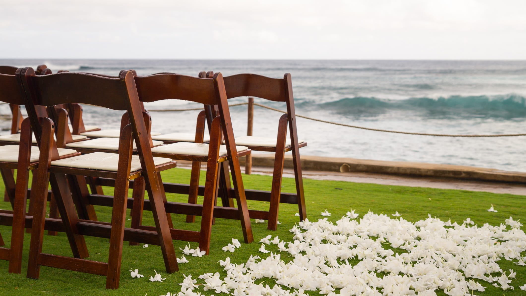 WATCH: Huge wall of waves crash Hawaii wedding