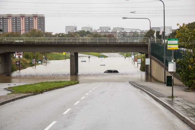  cars were trapped under bridge